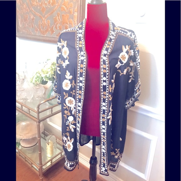 Beautiful embroidered Kimono - Picture 1 of 4
